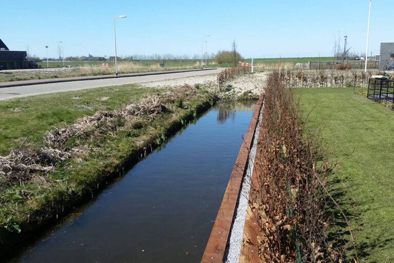 Van Vliet Hoveniers - Tuin met dubbele beschoeiing